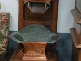 une chaise et une table dans une pièce, sur laquelle se trouve une horloge