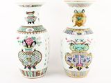paire de vases chinois ornés de motifs floraux sur fond blanc