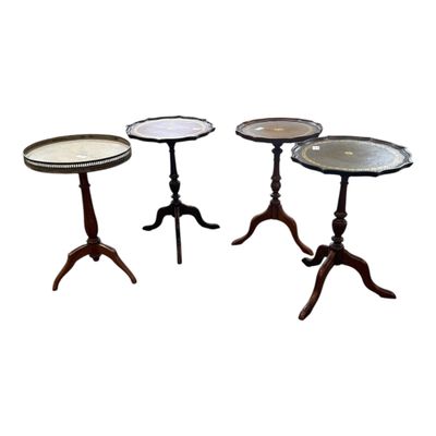 un ensemble de trois petites tables avec un plateau en verre