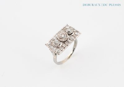 gros plan d'une bague en diamant sur fond blanc