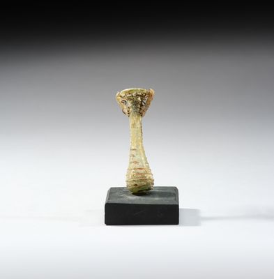 un gros plan d'une sculpture représentant un champignon sur un socle noir