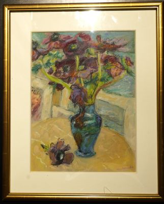 tableau représentant un vase de fleurs posé sur une table, avec une souris