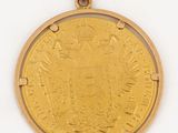 une pièce souveraine en or ornée d'une couronne