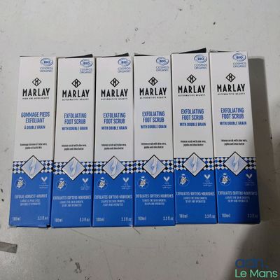 quatre boîtes de crème pour les yeux Marmaly posées sur une table