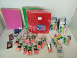 tout un tas de fournitures scolaires posées sur la table