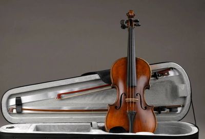 un violon dans un étui avec un archet à l'intérieur