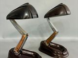 une paire de lampes de bureau en chrome et en bois sur fond blanc