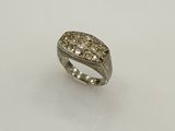 une image d'une bague en diamant sur une surface blanche