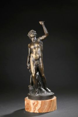une statue en bronze représentant un homme tenant une harpe, posée sur un socle en bois
