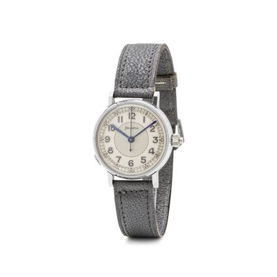 une photo d'une montre-bracelet avec un cadran argenté et un bracelet en cuir gris