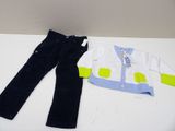 Tenue composée d'une veste bleue et blanche, d'un jean et d'un cardigan pour un tout-petit