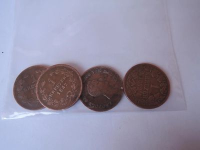 quatre pièces différentes se trouvent dans un sac posé sur une surface blanche