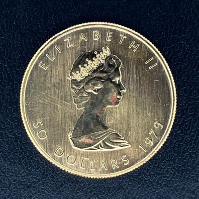 la pièce repose sur une surface noire, surmontée d'une couronne dorée