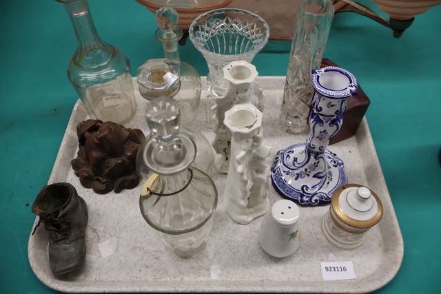 Lot comprenant carafes et carafons, bougeoirs en porcelaine et fa...