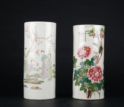 deux vases sur lesquels sont peints des fleurs et des oiseaux sur un fond noir