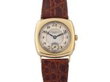 une montre-bracelet plaquée or avec un bracelet en cuir marron