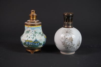 deux petits vases posés l'un à côté de l'autre sur une table