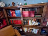 une étagère contenant de nombreux livres dans une pièce