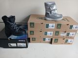 une pile de cartons sur laquelle sont posées une paire de bottes de neige