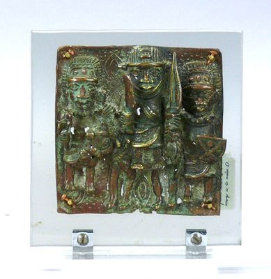 une photo d'une plaque en bronze représentant un groupe de personnes