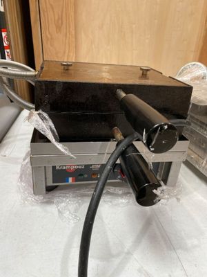une machine posée sur une table