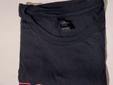 un t-shirt noir avec un logo rouge sur la poitrine
