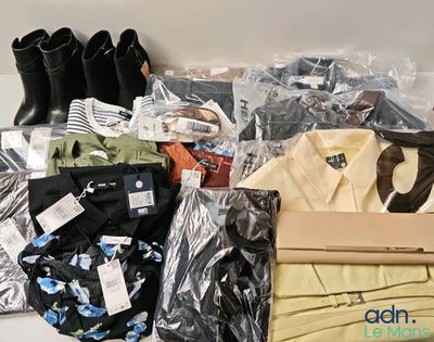 une boîte remplie de vêtements et une paire de bottes