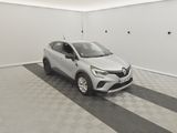 une voiture blanche garée dans un garage au sol en damier