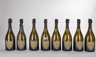 six bouteilles de champagne alignées