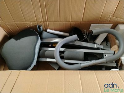 une boîte remplie d'objets assortis qui s'y trouvent