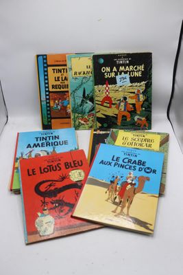 Quatre livres pour enfants sont posés sur une table devant un fond blanc.