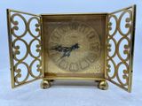 une horloge en or posée sur une table