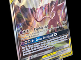 un gros plan d'une carte Pokémon posée sur un présentoir