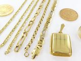 plusieurs types de bijoux en or, notamment un pendentif, une bague, une chaîne et une pièce de monnaie
