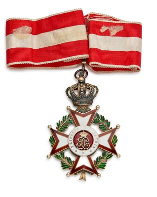 une image représentant une médaille entourée d'un ruban et surmontée d'une couronne