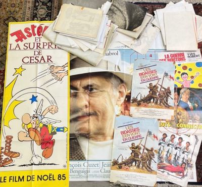 une pile d'anciennes affiches de cinéma par terre