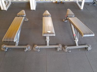 quatre bancs au milieu d'une salle de sport