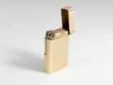 un briquet posé sur une surface blanche
