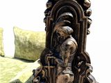 une statue représentant une femme assise sur une chaise