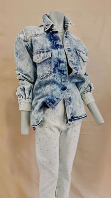une veste et un pantalon en jean sur un mannequin, un mannequin, un mannequin, un mannequin, un mannequin, un mannequin, un mannequin, un mannequin, un mannequin, un mannequin