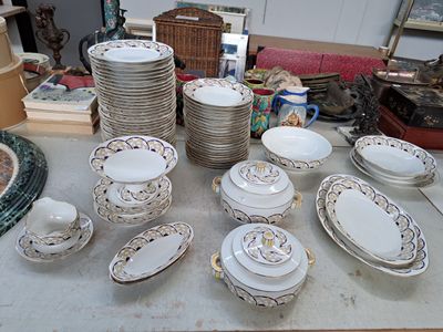 beaucoup d'assiettes et de bols sur la table