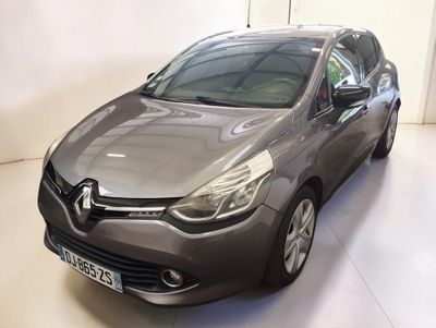 La voiture grise est garée dans une pièce blanche au sol blanc.