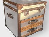 une petite commode surmontée de trois tiroirs