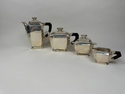 quatre pièces de service à thé et à café en argent sur fond blanc