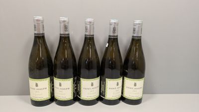 six bouteilles de vin sont alignées sur une table