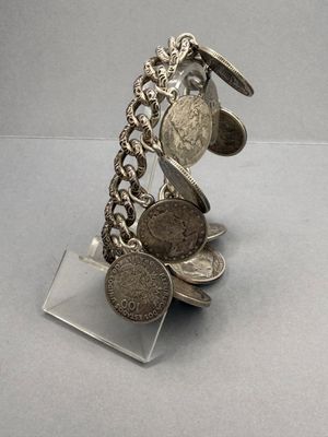 un bracelet en argent orné de pièces de monnaie