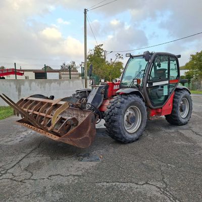 un tracteur garé sur le parking
