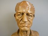 une statue représentant un homme assis sur une table
