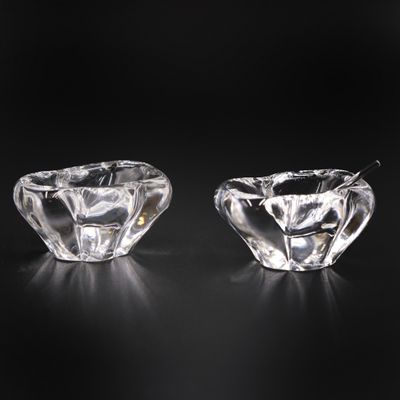 une paire de bougeoirs en verre transparent sur fond noir