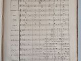 un vieux livre orné de notes de musique, posé sur une table